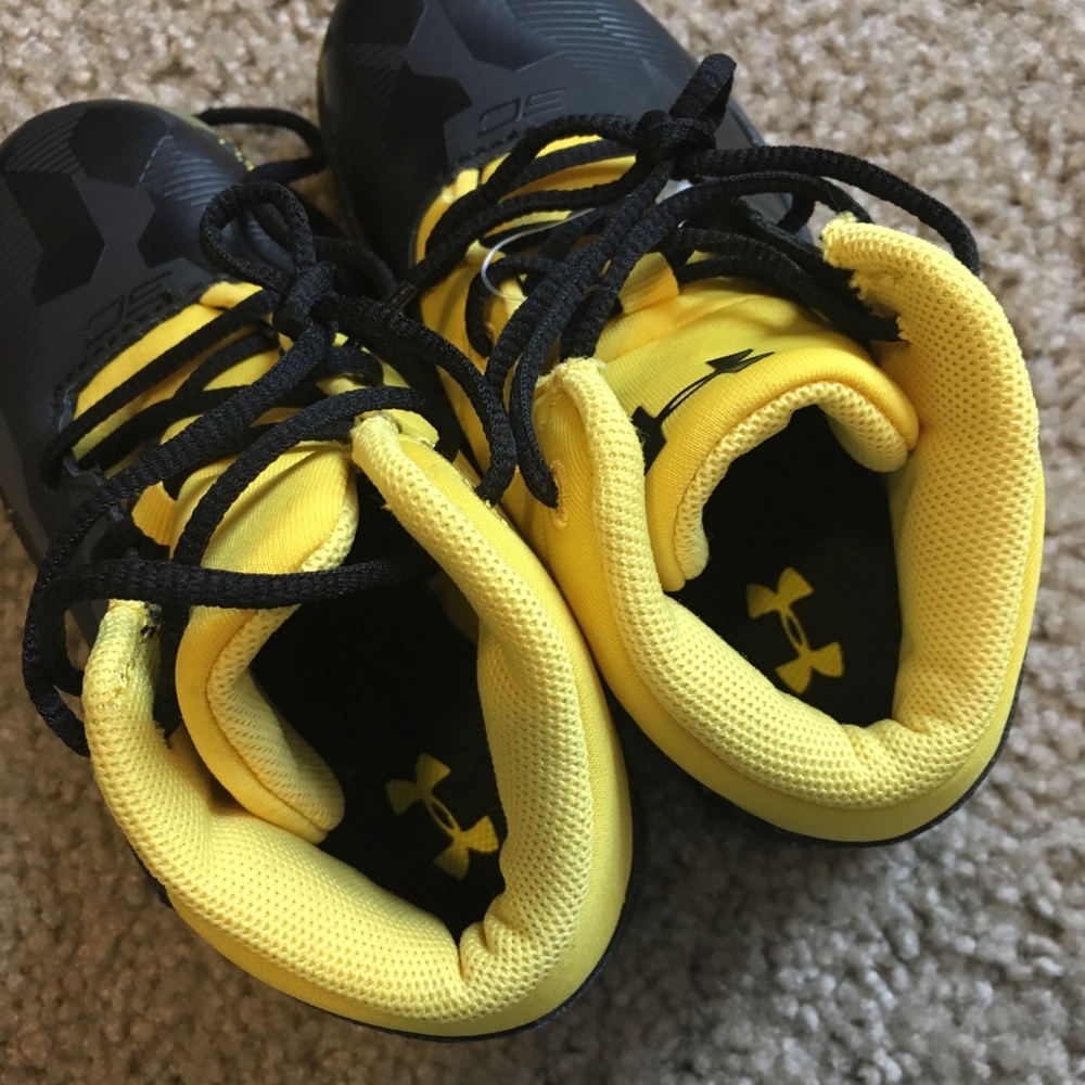 “Under Armor” Fall shoes for boys - Picture 3 of 5